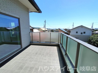 【バルコニー】 | 垂井町・築6年・一条工務店施工の戸建て・全館床暖房、オール電化、太陽光10kw | ★築6年★一条工務店施工★垂井駅まで徒歩13分★お洗濯にも便利なバルコニー付き