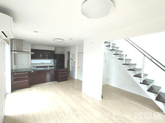 【居間・リビング】 | 垂井町・築6年・一条工務店施工の戸建て・全館床暖房、オール電化、太陽光10kw | ゆったり過ごせるリビングです★築6年★一条工務店施工★垂井駅まで徒歩13分★