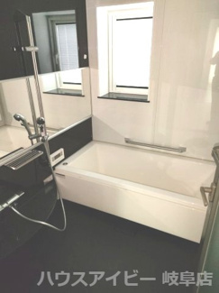 【浴室】 | 垂井町・築6年・一条工務店施工の戸建て・全館床暖房、オール電化、太陽光10kw | お風呂です★築6年★一条工務店施工★垂井駅まで徒歩13分★