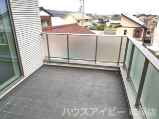 【バルコニー】 | 垂井町・築6年・一条工務店施工の戸建て・全館床暖房、オール電化、太陽光10kw | 広々としたバルコニーです★築6年★一条工務店施工★垂井駅まで徒歩13分★
