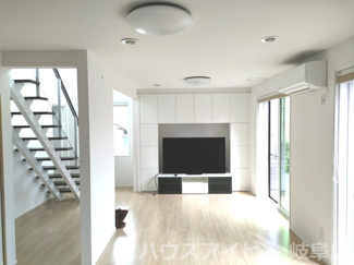 【居間・リビング】 | 垂井町・築6年・一条工務店施工の戸建て・全館床暖房、オール電化、太陽光10kw | こちらのリビングで趣味の時間をお楽しみください★築6年★一条工務店施工★垂井駅まで徒歩13分★