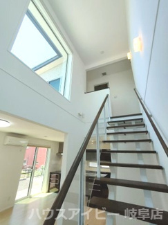 【その他】 | 垂井町・築6年・一条工務店施工の戸建て・全館床暖房、オール電化、太陽光10kw | 吹抜がオシャレです★築6年★一条工務店施工★垂井駅まで徒歩13分★