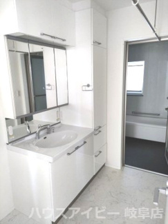 【独立洗面台】 | 垂井町・築6年・一条工務店施工の戸建て・全館床暖房、オール電化、太陽光10kw | ★築6年★一条工務店施工★垂井駅まで徒歩13分★独立洗面化粧台が付いています