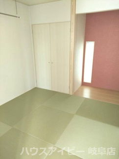 【和室】 | 垂井町・築6年・一条工務店施工の戸建て・全館床暖房、オール電化、太陽光10kw | 来客時にも便利な和室付き★築5年★一条工務店施工★垂井駅まで徒歩13分★