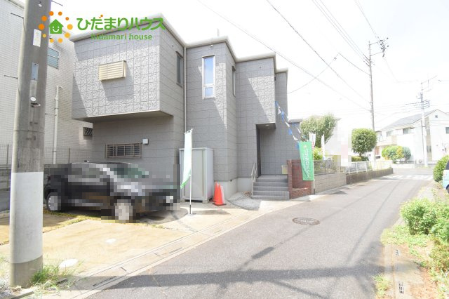 伊奈町中央2丁目　中古一戸建ての前面道路含む現地写真