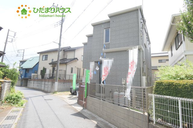 伊奈町中央2丁目　中古一戸建ての前面道路含む現地写真