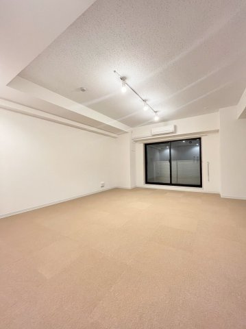 「防音マンション」ラシクラスInfina御徒町の洋室|居室は防音床、防音壁、防音天井となっており、コンクリートの厚みは１８０㎜と、まさに楽器を演奏するためにつくられた24時間楽器演奏可能の防音室です。