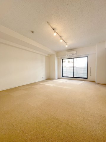 「防音マンション」ラシクラスInfina御徒町の居間・リビング|居室は防音床、防音壁、防音天井となっており、コンクリートの厚みは１８０㎜と、まさに楽器を演奏するためにつくられた24時間楽器演奏可能の防音室です。