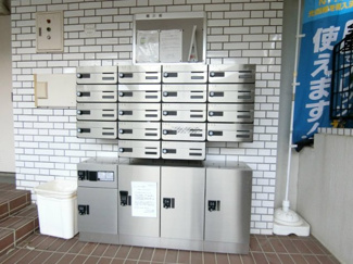 【エントランス】 | 共用エントランスには宅配BOXがあるので荷物の受け取りもスムーズに♪再配達の手間がかからないのが魅力♪
