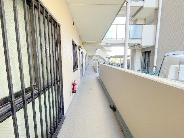 コスモ三郷リバーピアのその他共用部分|玄関前の外廊下の写真です。