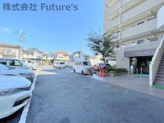 コスモ三郷リバーピアの駐車場|広々とした駐車場です。