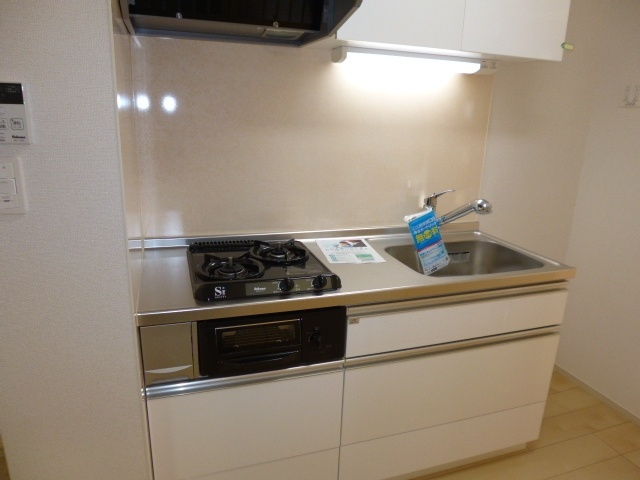 クレール壱番館のキッチン|２口ガスコンロ付きシステムキッチン