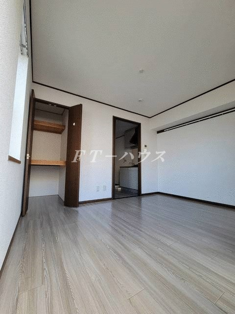 ローズパーク壱番館の居間・リビング