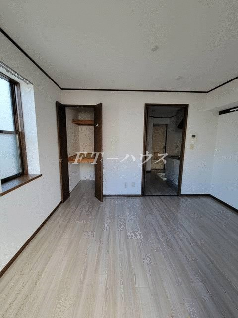 ローズパーク壱番館の居間・リビング