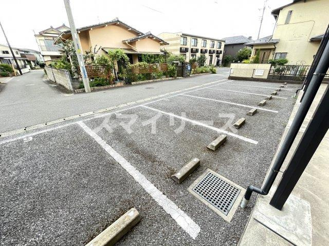 アルケミー逆井の駐車場