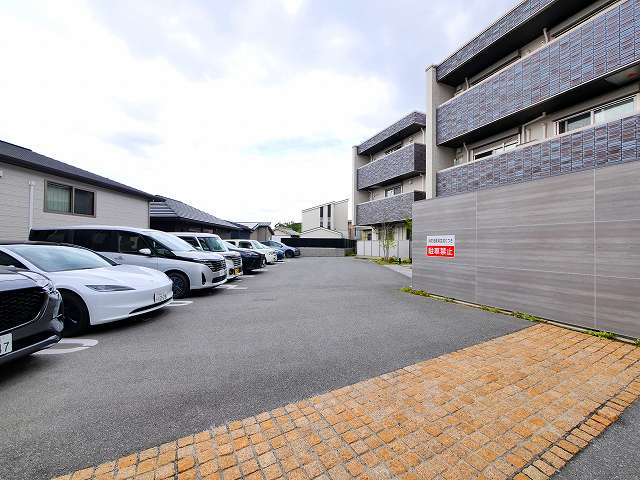 シャーメゾンプライムコートの駐車場