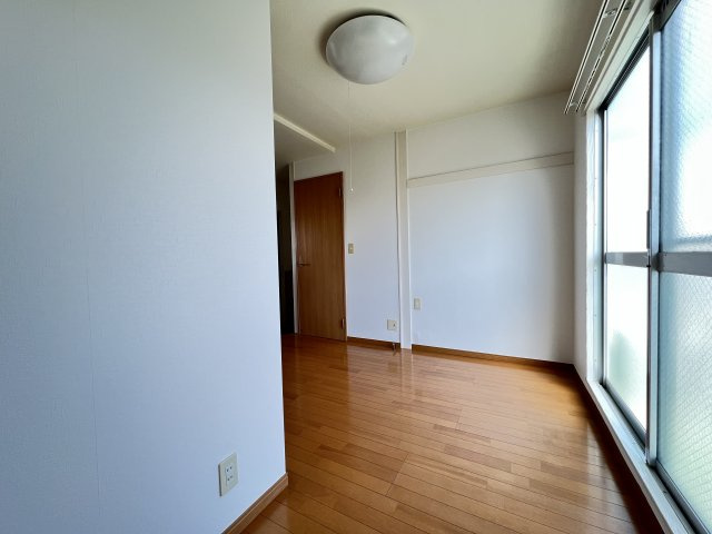 嶋村マンションの洋室