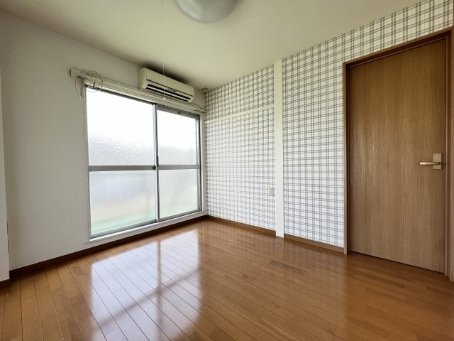 嶋村マンションの洋室