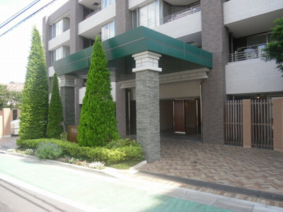 【エントランス】 | サンクタスミュゼ府中 | 徒歩圏内に公園やスポーツ競技場、ホームセンターなどあり便利な立地です。