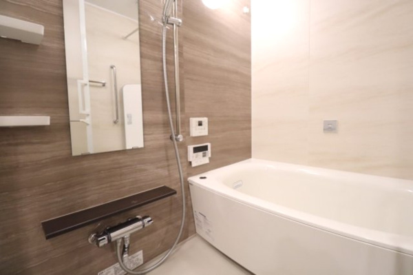 【浴室】 | 【浴室】落ち着きのある色合いでリラックスできるよう配慮された浴室です。嬉しい追い炊き機能付き！