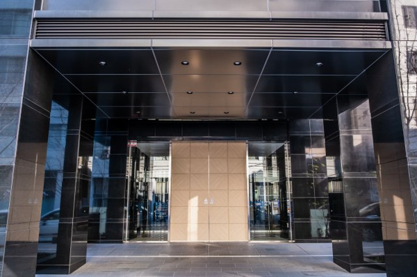 【エントランス】 | 【エントランス】メインエントランス出入口外観です。重厚な天然石貼りで仕上げております。