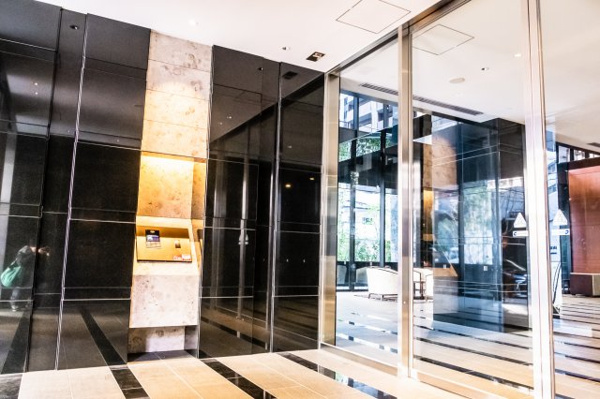 【エントランス】 | 【エントランス】メインエントランス出入口風除室です。こちらも天然石貼りとなっております。