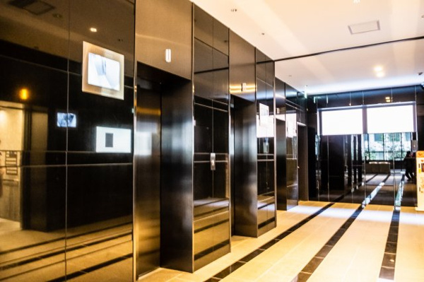 【その他】 | 【エレベーターホール】黒を基調としたシックで洗練されたデザインです。エレベーターは4基です。