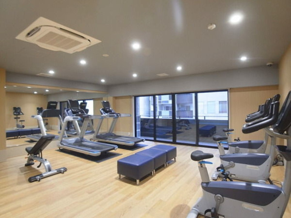 【その他共用部分】 | 【共用部分】本格的なトレーニングマシンを揃えたフィットネスルームです。