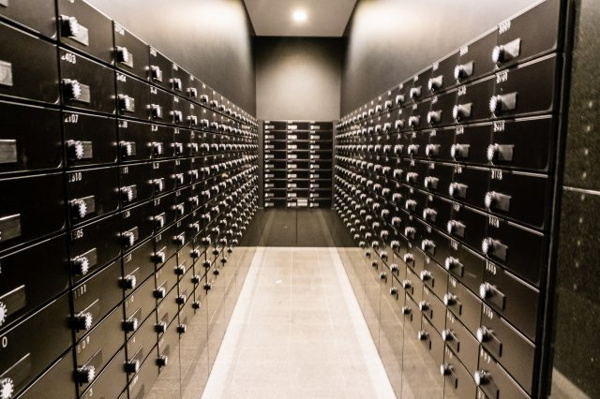 【設備】 | 【郵便受け】マンションのイメージカラーに合わせ、黒を採用した郵便受けです。