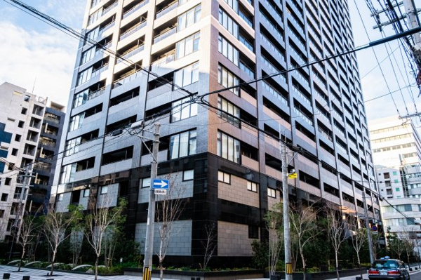 【周辺】 | 【周辺】洗練された都市景観を印象付け、ひときわ存在感を放つ外観デザインです。