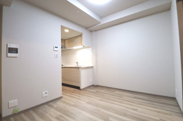 【居間・リビング】 | 【居間・リビング】白を基調とした清潔感のあるLDK、約10.1帖です！収納も2ヶ所ございます。