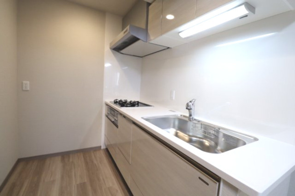 【キッチン】 | 【キッチン】広々としたシンクに、三口コンロ、食器洗い乾燥機付きで機能的なキッチンです！