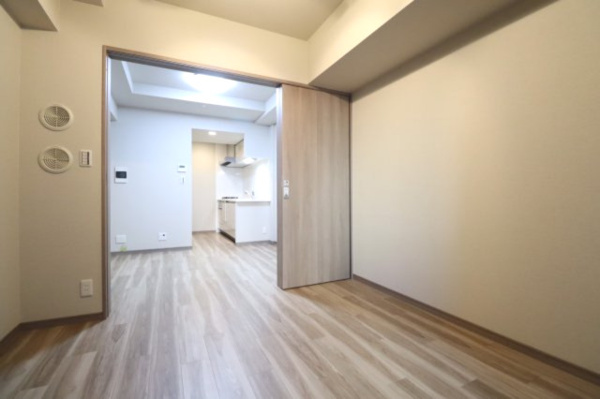 【洋室】 | 【洋室】約5.0帖の洋室です！大容量のクローゼットにお洋服をたくさん収納していただけます☆