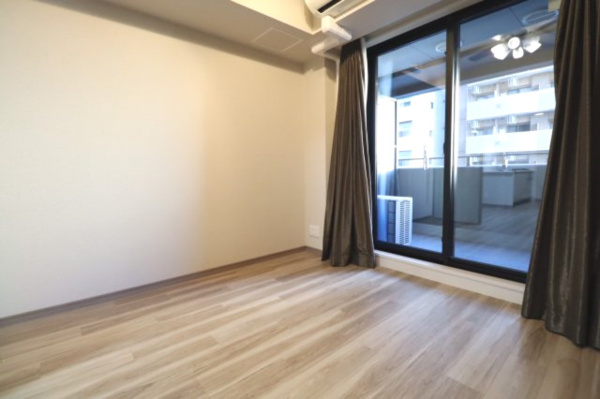 【洋室】 | 【洋室】東向きのバルコニーから朝日が差し込みます。カーテンレールを綺麗に隠しすっきりとした印象です！