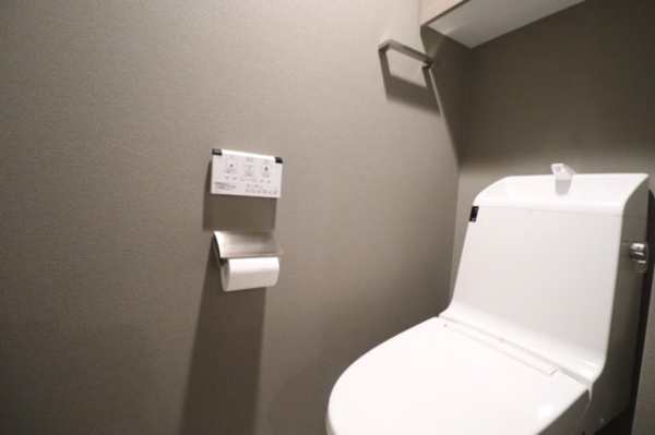 【トイレ】 | 【トイレ】落ち着きのある空間です。上部に吊戸棚がございます。温水洗浄機能付暖房便座です♪