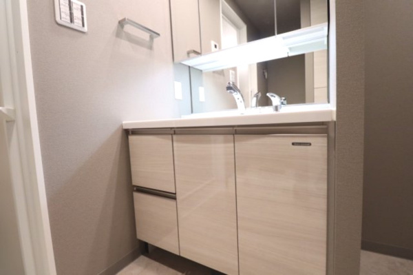 【独立洗面台】 | 【独立洗面台】コンパクトながら収納も充実！すぐ左手が浴室で、生活動線を考えられた間取りです☆