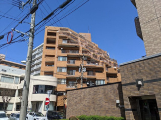 【外観】 | 薬院大通駅まで徒歩4分の好立地。通勤通学に便利なのはもちろん、徒歩圏内に生活利便施設がそろっているので、長く快適に暮らしていただけます