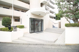 【エントランス】 | 重厚感のあるエントランスです♪