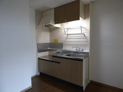 【キッチン】 | サンガーデンＫＯＢＡＹＡＳＨＩ　Ｂ棟 | ２口ガスコンロが置けて調理スペースもあるキッチン！収納も充実！横には大き目冷蔵庫も入ります♪