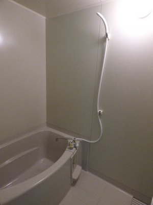 【浴室】 | サンガーデンＫＯＢＡＹＡＳＨＩ　Ｂ棟 | 排水溝大き目で水はけ良し。ゴミも取りやすく衛生を保ちやすい♪