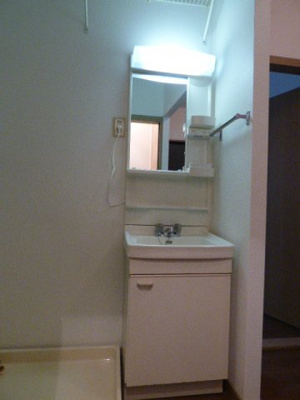 【洗面所】 | サンガーデンＫＯＢＡＹＡＳＨＩ　Ｂ棟 | 独立洗面台で朝の支度時も足が濡れずに便利！室内洗濯機置場あり！