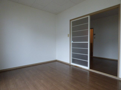 【居間・リビング】 | サンガーデンＫＯＢＡＹＡＳＨＩ　Ｂ棟 | リビングの扉がガラス戸なので、キッチンの採光もよし！