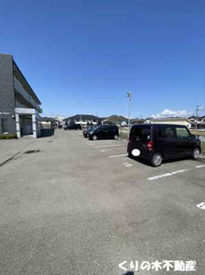 【駐車場】 | チャーリーコート | 駐車場があるので、車を買う予定の方も安心です