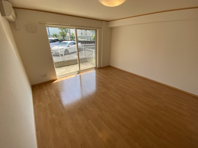【居間・リビング】 | カーサヴェルデ | 日の光が差し込む明るいお部屋です