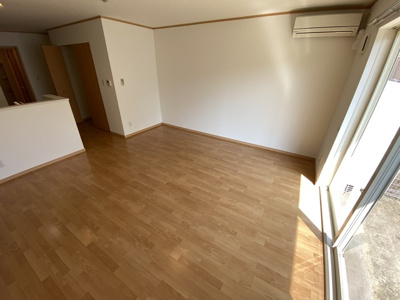 【居間・リビング】 | カーサヴェルデ | 綺麗なフローリングのお部屋です