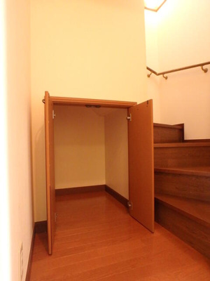 【収納】 | ベリーコートA | ※同物件、同タイプのお部屋です階段下収納