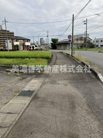 ５９５８２　羽島市福寿町平方土地の前面道路含む現地写真