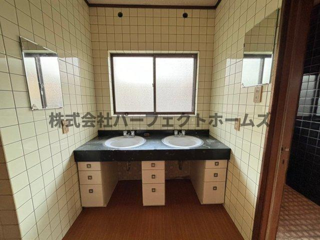 日本庭園付き古民家の洗面所|明るい洗面所です