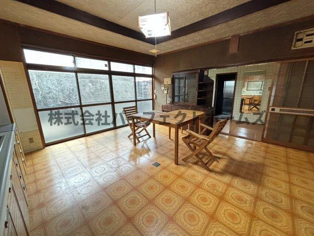 日本庭園付き古民家の居間・リビング|ゆったり過ごせる居間です