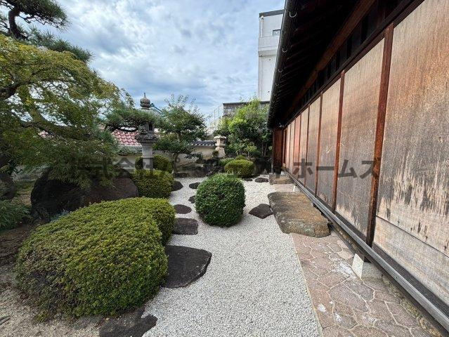 日本庭園付き古民家の庭|たまにはお庭で休日を過ごしてみるのもよいかもしれません